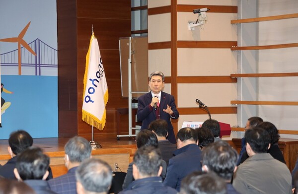 19일 이강덕 포항시장이 시청 대회의실에서 열린 조찬 포럼에 앞서 간부 공무원들에게 겨울철 취약계층 보호에 철저를 기할 것을 당부하고 있다. 사진/포항시