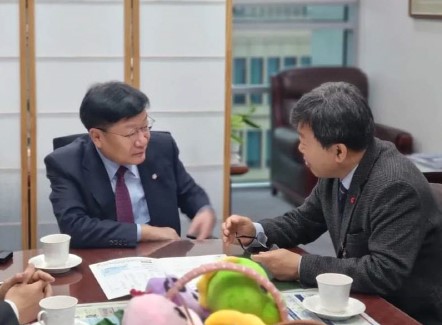 남한권 울릉군수(오른쪽)가 정점식(국민의힘 통영시·고성군)법사위간사를 만나 국토 외곽 먼 섬 지원 특별법 통과를 위해 울릉군의 고충을 설명하고 있다.사진/남한권 울릉군수페이스북
