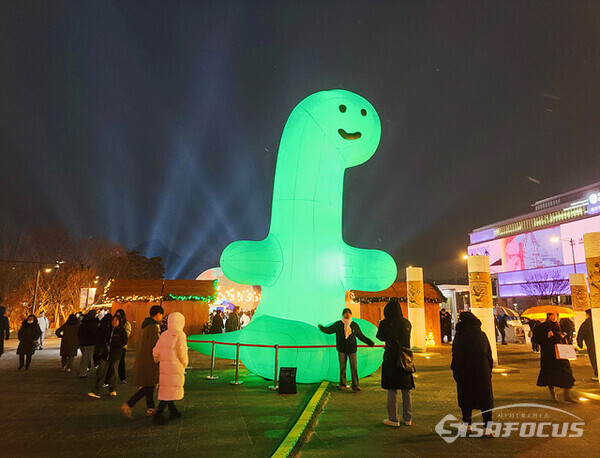 지난 19일 추운 날씨에도 광화문광장에서 시민들은 빛초롱축제와 마켓을 즐기고 있다.  사진/유우상 기자