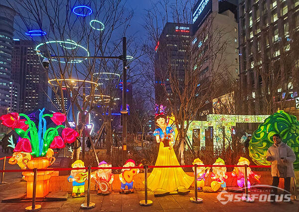 지난 19일 추운 날씨에도 광화문광장에서 시민들은 빛초롱축제와 마켓을 즐기고 있다.  사진/유우상 기자