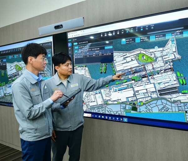 HD현대중공업 직원들이 디지털 트윈을 활용한 가상 조선소 '트윈포스(TWIN FOS)'를 통해 조선소 공정 상황을 실시간으로 살펴보고 있다. / ⓒHD현대