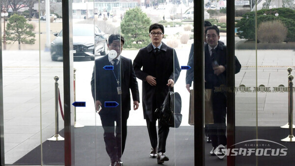 한동훈 법무부 장관이 지난 19일 국회에서 열리는 법제사법위원회 전체회의에 출석하기 위해 국회 안으로 들어오고 있다. 사진 / 이 훈 기자