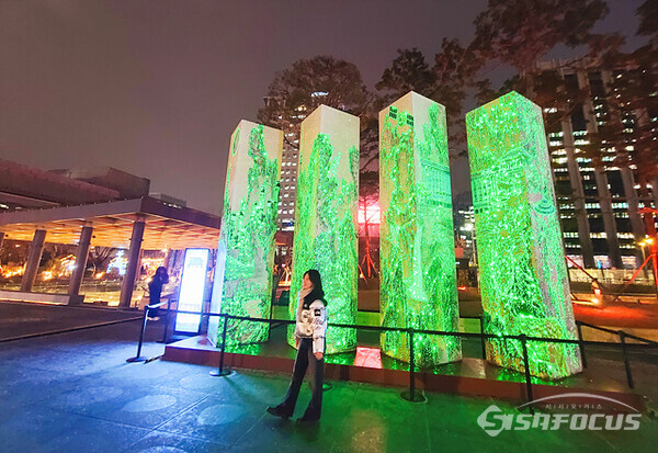 지난 19일, 광화문광장 육조마당에 설치되어 있는  빛ㆍ미디어 조형작품. 권치규 작가의 작품으로 콘텐츠는 대전환.  사진/유우상 기자