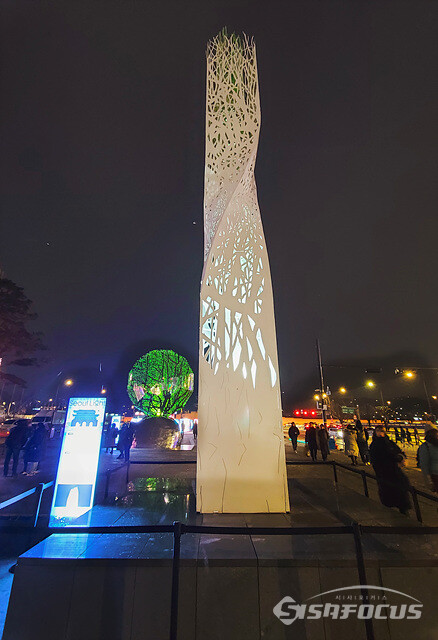 지난 19일, 광화문광장 육조마당에 설치되어 있는  빛ㆍ미디어 조형작품. 한호 작가의 작품으로 콘텐츠는 영원한 빛. 사진/유우상 기자