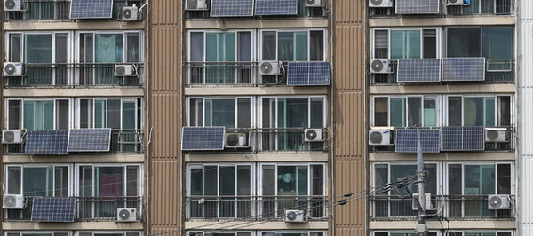 사진은 서울의 한 아파트에 자가용 태양광 패널이 설치돼 있는 모습 / ⓒ뉴시스DB