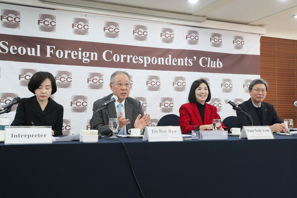 한국경제인협회 류진 회장(사진 왼쪽 두번째)이 21일 서울외신기자클럽(SFCC) 기자 간담회에서 주제발표를 하고 있다. (사진 / 한경협)