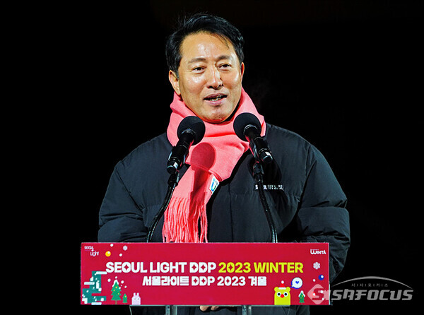 오세훈 서울 시장이 지난 21일 오후 '서울라이트 DDP 2023 겨울' 개막식에서 인사말을 하고 있다. 사진/유우상 기자