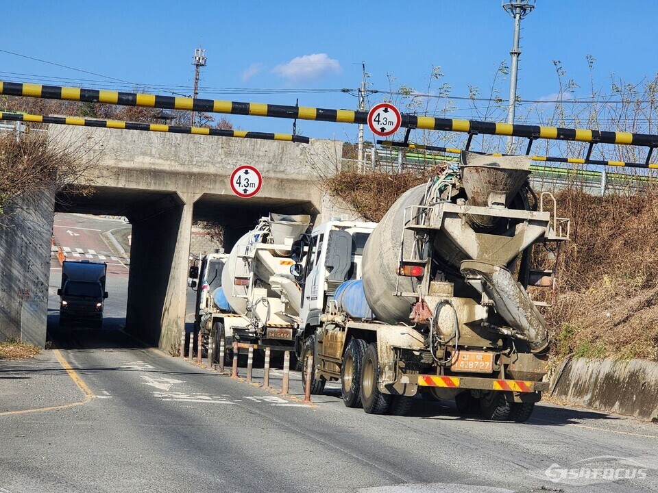 경주시 안강 두류공단 진출입로가 비좁아 대형차량 통행이 위태로워 보인다. 사진/경주시