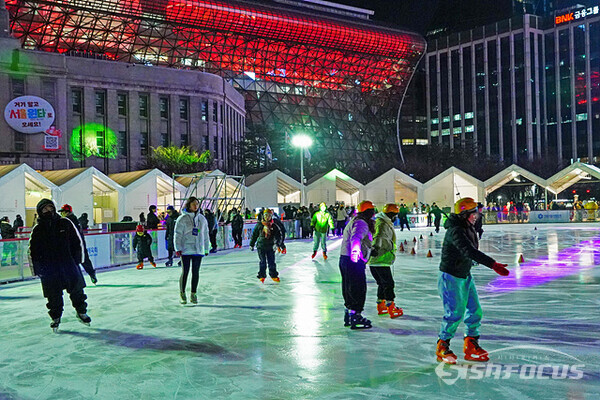 22일 오후 6시 개장식 이후 7시 30분 부터 사전 예약한 시민들이  야간 스케이트를 즐기고 있다.  사진 / 유우상 기자