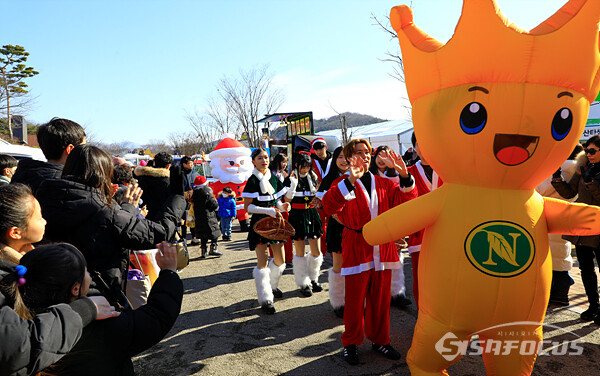 지난 23일 전북 임실군 '임실 산타축제’의 산타퍼레이드 행사에 많은 관광객이 참여 축제를 즐기는 모습. 사진/강종민 기자