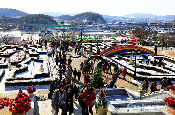 지난 23일 전북 임실군 '임실 산타축제’에 어린이를 동반한 가족들과 연인 등 많은 관광객이 참여 축제를 즐기는 모습. 사진/강종민 기자