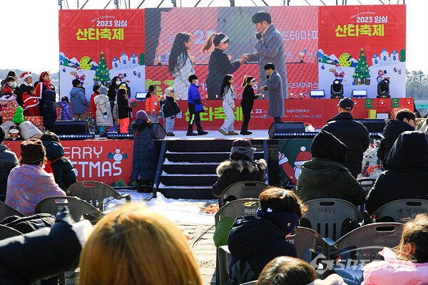 지난 23일 전북 임실군 '임실 산타축제’에 어린이들이 선물을 받으며 축제를 즐기는 모습. 사진/강종민 기자