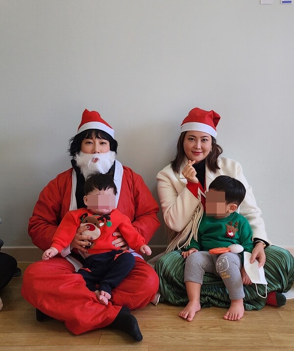 솔비와 김영희가 경동원 어린이들과 행복한 크리스마스를 보냈다 / ⓒ엠에이피크루