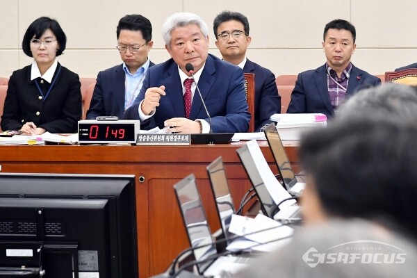 27일 김홍일 방송통신위원장이 의원들의 질의에 답변하고 있다.(3)