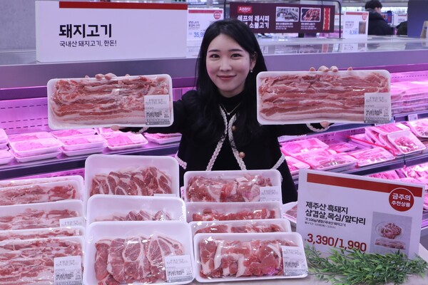 제타플렉스 서울역점 축산매장에서 제주산 흑돼지를 홍보하고 있는 모습 ⓒ롯데쇼핑