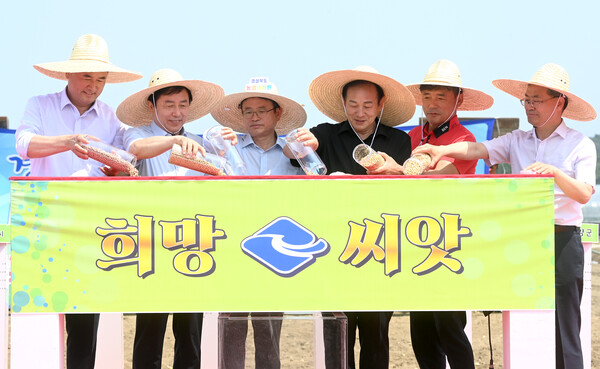 지난 6월 19일 경북도가 농업소득 두 배를 목표로 농업대전환 성공을 위한 희망의 씨앗을 문경 영순 공동영농단지 들녘에 파종하고 있다. 사진/경북도