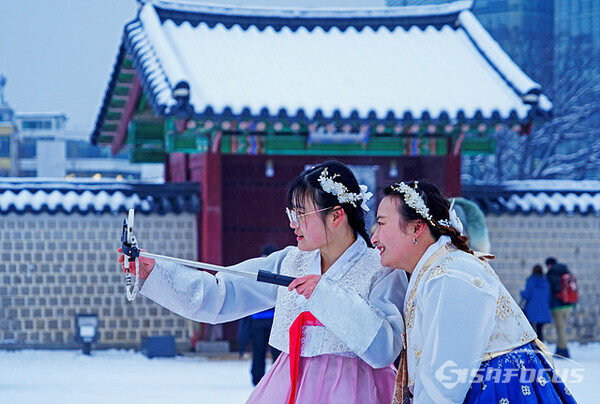12월 30일 오후 하얀 눈이 덮힌 경복궁, 외국관광객들이 즐거운 모습의 인증샷 한 컷.  사진 / 유우상 기자