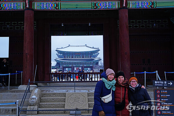 12월 30일 오후 하얀 눈이 덮힌 경복궁, 외국관광객들의 즐거운 모습.   사진/유우상 기자