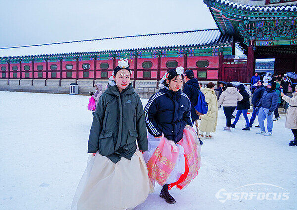 12월 30일 오후 하얀 눈이 덮힌 경복궁, 외국관광객들의 즐거운 모습. 사진 / 유우상 기자