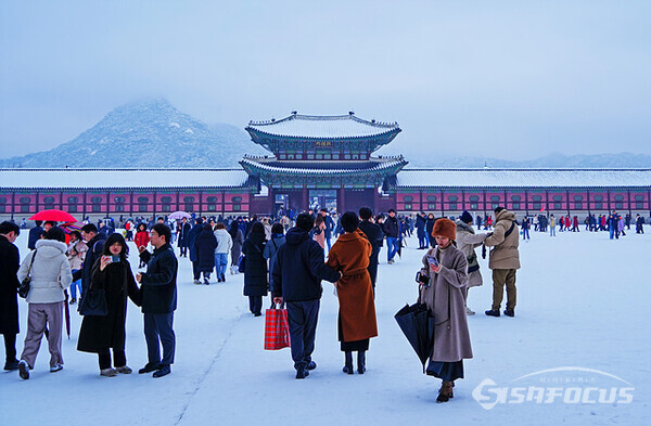 12월 30일 오후 하얀 눈이 덮힌 경복궁, 다양한 시민들의 즐거운 모습.  사진 / 유우상 기자