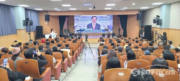 지난 31일 임종식 경북교육감이 해양수련원에서 열린 ‘송년행복 나눔 콘서트’에서 교육가족과 도민들에게 감사 인사를 하고 있다. 사진/엄지원 기자