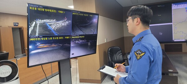 동해해경 상황실 직원이 해변 위험상황을 실시간 확인하고 있다.사진/동해해양경찰서