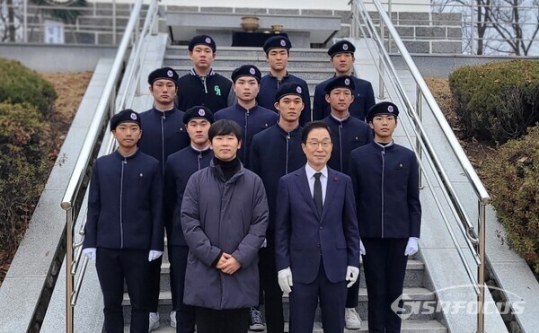 2일 오전 임종식 경북교육감이 경안고등학교 주니어 ROTC 학생들과 함께 충혼탑 참배를 시작으로 2024년 갑진년 새해 업무를 시작하고 있다. 사진/엄지원 기자