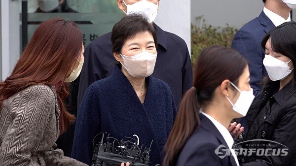 박근혜 전 대통령이 과거에 서울 강남구 삼성서울병원에서 퇴원하는 모습. 사진 / 김기범 기자
