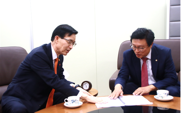 박형수 국회의원(오른쪽)이 정부서울청사에서 방문규 산업통상자원부 장관을 면담하고 있다. 사진/ 박형수국회의원실