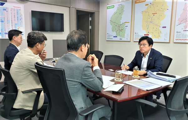 박형수 국회의원(우측)이 SK스페셜티 이규원 사장 등 임원단을 만나 영주에 신규투자 확대방안을 협의하고 있다. 사진/박형수의원실