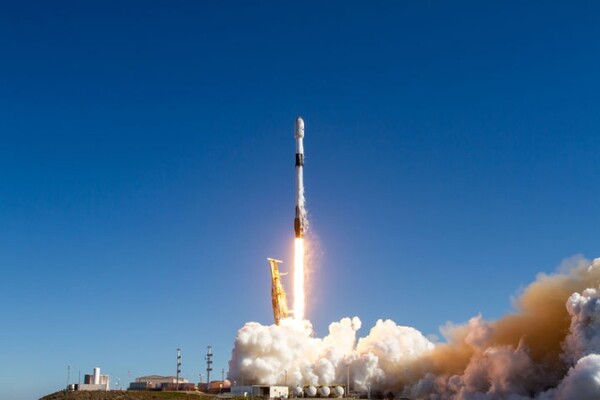 우리 군 최초 군사정찰위성 1호기가 탑재된 로켓이 지난해 12월 2일 새벽 03:19(한국시각) 미국 캘리포니아 반덴버그 우주군기지에서 발사되고 있다 / ⓒ뉴시스-SpaceX