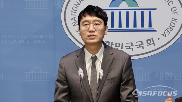 국민의힘 김 웅 의원이 8일 오후서울 여의도 국회 소통관에서 22대 총선 불출마 선언 기자회견을 하고 있다. 사진 / 이 훈 기자