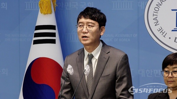 국민의힘 김 웅 의원이 8일 오후서울 여의도 국회 소통관에서 22대 총선 불출마 선언 기자회견을 하고 있다. 사진 / 이 훈 기자