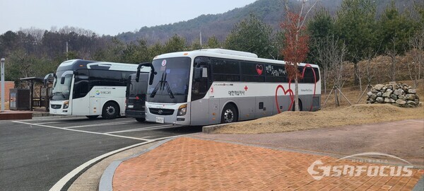9일 경북교육청 직원들이 ‘생명 사랑·사랑의 헌혈 운동’에 동참하기 위해 단체헌혈에 참여했다.사진/엄지원 기자