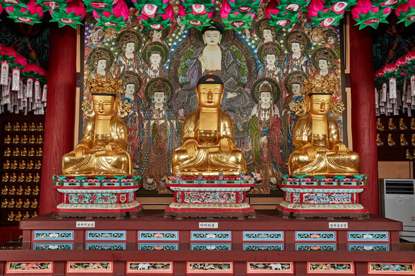 군위군 소재 인각사 석조 아미타여래 삼존좌상 및 목조대좌.사진/군위군