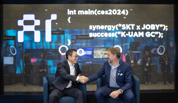 유영상 SK텔레콤 사장(왼쪽)과 조벤 비버트 조비 에비에이션 CEO가 라스베이거스에서 열리는 CES 2024에 마련된 ‘SK ICT 패밀리 데모룸’에서 기념 촬영을 하고 있다. ⓒSK텔레콤