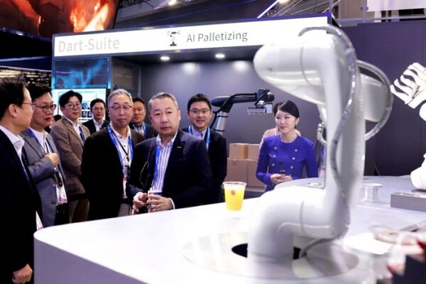 박정원 두산그룹 회장(가운데)과 박지원 그룹부회장(왼쪽)이 10일(현지시간) CES 2024가 열리는 라스베이거스컨벤션센터를 찾아 두산 부스에서 AI칵테일 로봇을 살펴보고 있다. / ⓒ두산그룹