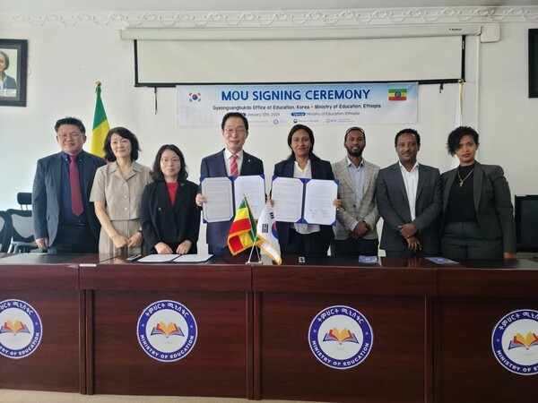 임종식 교육감이 에티오피아 교육부와의 정보화 장비 지원과 교원 정보화 연수 등의 협력을 위한 양해각서(MOU) 체결하고 있다. 사진/경북교육청