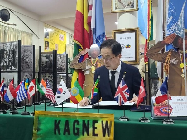 임종식 교육감이 첫 일정으로 아디스아바바에 있는 한국전 참전 기념비를 찾아 헌화하고 참전용사와 그 후손들을 만나 참전용사의 고귀한 용기와 희생에 대한 감사의 마음을 전하고 있다.사진/경북교육청 