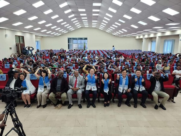  임종식 교육감이 코테베교육대학교에서 재학생 200여 명을 대상으로 `대한민국의 현재와 에티오피아의 미래'라는 주제로 특강을 하고 기념 촬영을 하고 있다. 사진/경북교육청