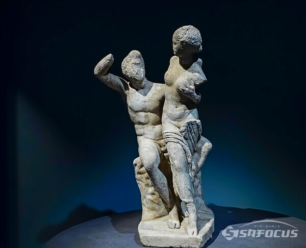 그리스 신화의 사티로스와 님프를 묘사한 대리석 조각상.  사진/유우상 기자