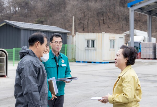 지난 17일 김상희 의장(우측)이 봉화군 계란환적장과 도촌 산란계 밀집단지 통제초소를 방문해 근무자들을 격려하고 있다.사진/봉화군