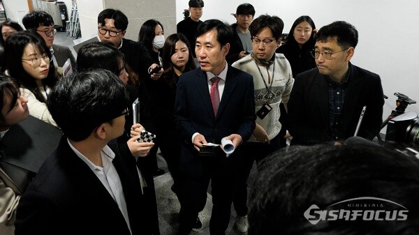 국민의힘 하태경 의원이 과거 서울 여의도 국회 소통관에서 기자회견을 마친 후 이동하며 취재진의 질문을 받고 있는 모습. 사진 / 이 훈 기자