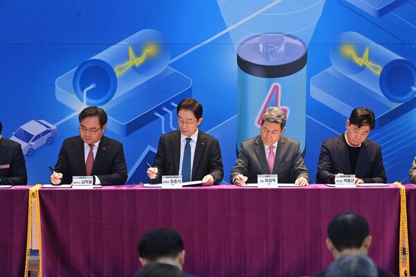 22일 (사진 왼쪽부터) 김학홍 경북도 행정부지사, 임종식 경북교육감, 이강덕 포항시장, 박용선 경북도의회 부의장이 협약형 특성화고 지원을 위한 업무 협약서에 서명을 하고 있다. 사진/경북교육청