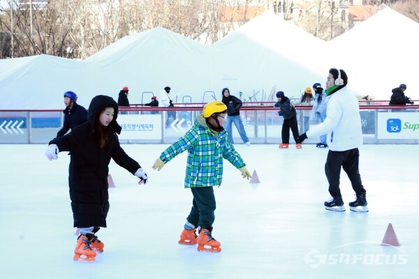 23일 서울광장 스케이트장을 찾은 어린이들과 시민들이 즐거운 시간을 보내고 있다.(3) [사진 /오훈 기자]