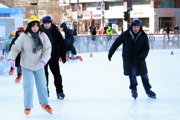 23일 서울광장 스케이트장을 찾은 시민들이 즐거운 시간을 보내고 있다.(4) [사진 /오훈 기자]