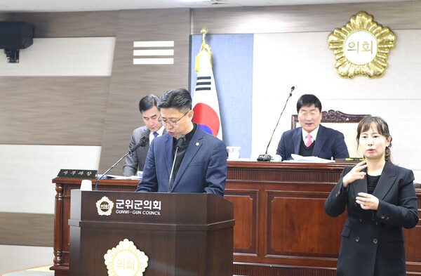 지난 23일 서대식 부의장이 제278회 임시회 제1차 본회의에서 5분 자유발언을 통해 효령면 채석단지 확대 및 사업 연장에 대한 철저한 주민 의견 수렴을 요구하고 있다. 사진/군위군의회