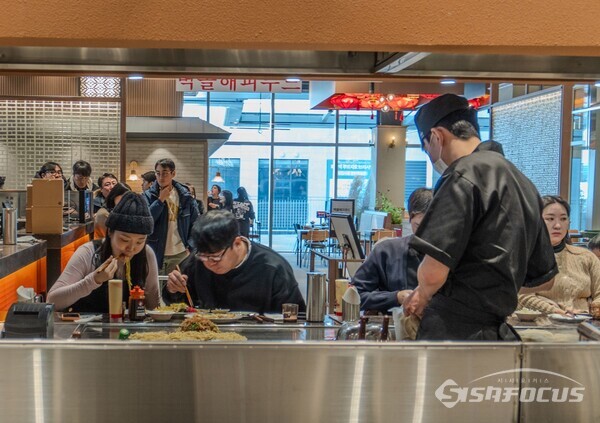 오픈런 맛집들이 다수 입점된 고메 스트리트에서 방문객이 음식을 즐기고 있다. (사진 / 강민 기자)