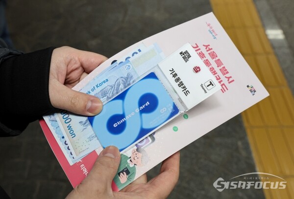 13일 오세훈 서울시장이 기후동행카드를 구매하고 있다.(2) (공동취재)
