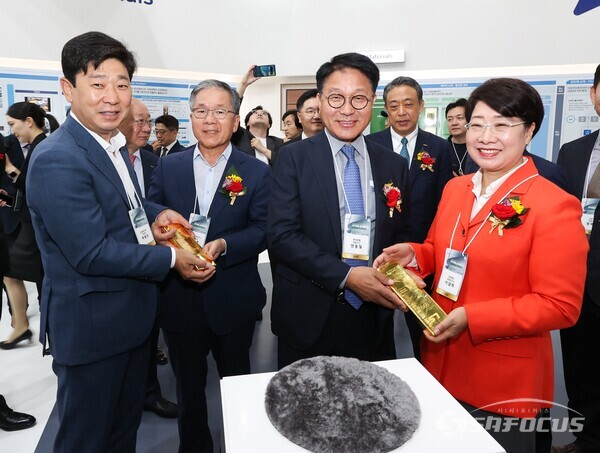 박용선 경북도의회 부의장(왼쪽)이 2023 국제철강 및 비철금속 산업전에서 제품을 들고 환하게 웃고 있다. 사진/경북도